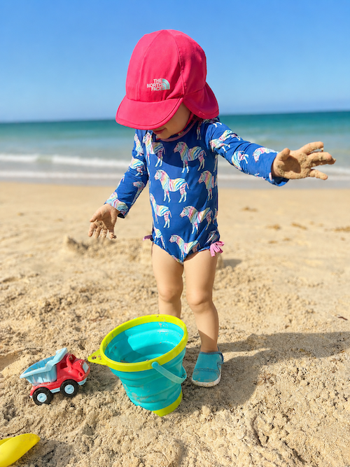 enfant plage petit.png